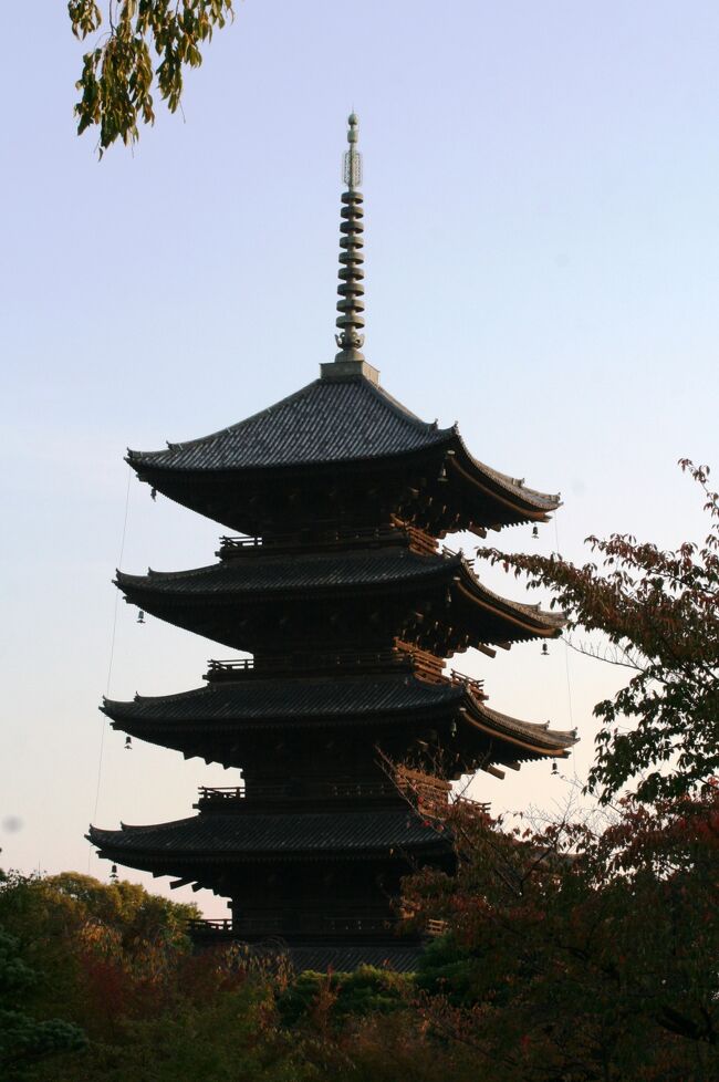 　古都京都の世界遺産、東寺の紹介です。弘法大師・空海にゆかりの深い東寺真言宗総本山のお寺です。教王護国寺始め、いくつかの呼び名があります。また、五重塔、金堂、仏像など、数多くの国宝があります。山号は八幡山、ご本尊は薬師如来です。