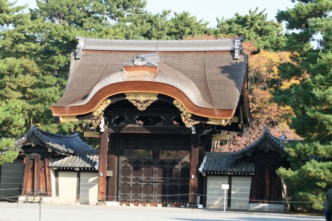 京都御所の紹介の続きです。紫神殿の南側を取巻く回廊の外側を通り、建礼門等も見学しました。即位式の威儀物や棒額(もこう)と呼ばれる膜も展示してありました。大正天皇や昭和天皇の即位の礼で用いられたものです。