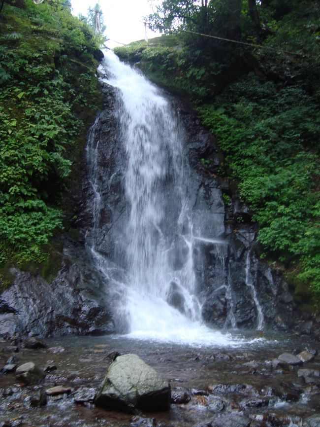 旅行総合案内　TM,Service<br />http://www.tm-service.tokyo<br /><br /><br /><br /><br />朝倉氏遺跡を貫いて流れる一乗谷川の上流に、落差12mの荘厳な水の糸を引く乗滝にいってきました。