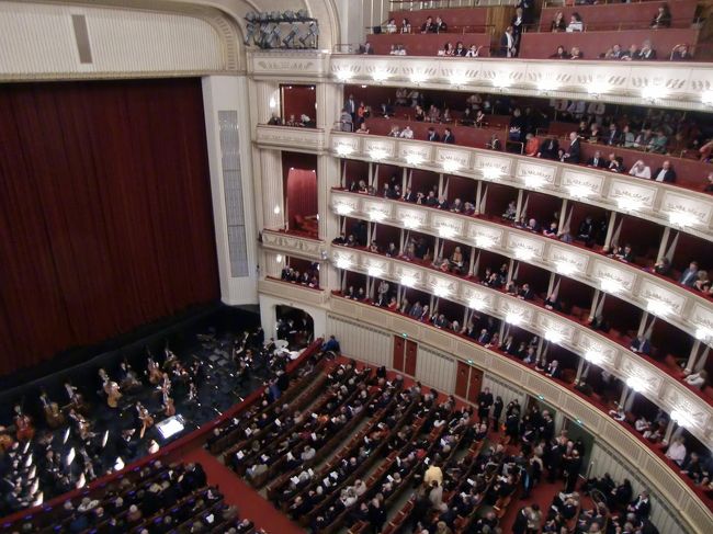 音楽の都ウィーンに来たからには演奏会に行かねば‥‥。事前に調べてみるとウィーン市内では毎日どこかのホールでコンサートをやっている。クラシックファンの我々としては嬉しい限り、そこで、何とかチケットを手配して「シェーンブルン宮殿オランジェリーコンサート」と「国立オペラ座」のオペラ「フィデリオ」鑑賞をすることにした。<br />写真：国立オペラ座の座席<br /><br />私のホームページ『第二の人生を豊かに―ライター舟橋栄二のホームページ―』に旅行記多数あり。<br />http://www.e-funahashi.jp/<br /><br />