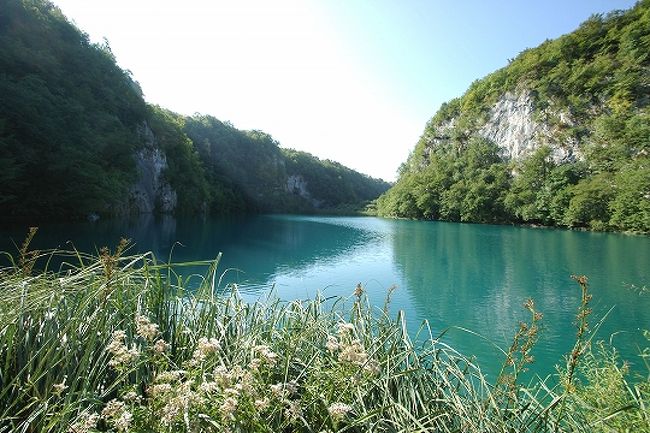 クロアチア観光の最初はスルンというところにある「滝に浮かぶ村」として知られるラストケ村です。<br /><br />　４日目の８月２６日の午前中はクロアチアの世界自然遺産（１９７９年ユネスコ登録）の「プリトヴィツェ湖群国立公園」観光です。<br />　昼食後再び車に乗り、ゴシックとルネッサンス様式を融合した世界遺産の聖ヤコブ教会があるシベニクへと向かいます。　<br /><br /><br /> 第２部の構成は<br /><br />　　滝に浮かぶ村「ラストケ」　⇒　プリトヴィッツェ湖群国立公園　⇒　シベニク　　で１０２枚の写真によるスライドショーです。<br /><br /><br /> <br /> ＨＰアドレスは<br /><br />　　　http://udonji.com/<br /><br />です。<br />注）スライドショーは写真を呼び込むのに時間を要します。　ホームページやスライド・メニューの立ち上がりにはブロードバンドで数秒〜十数秒掛かります。