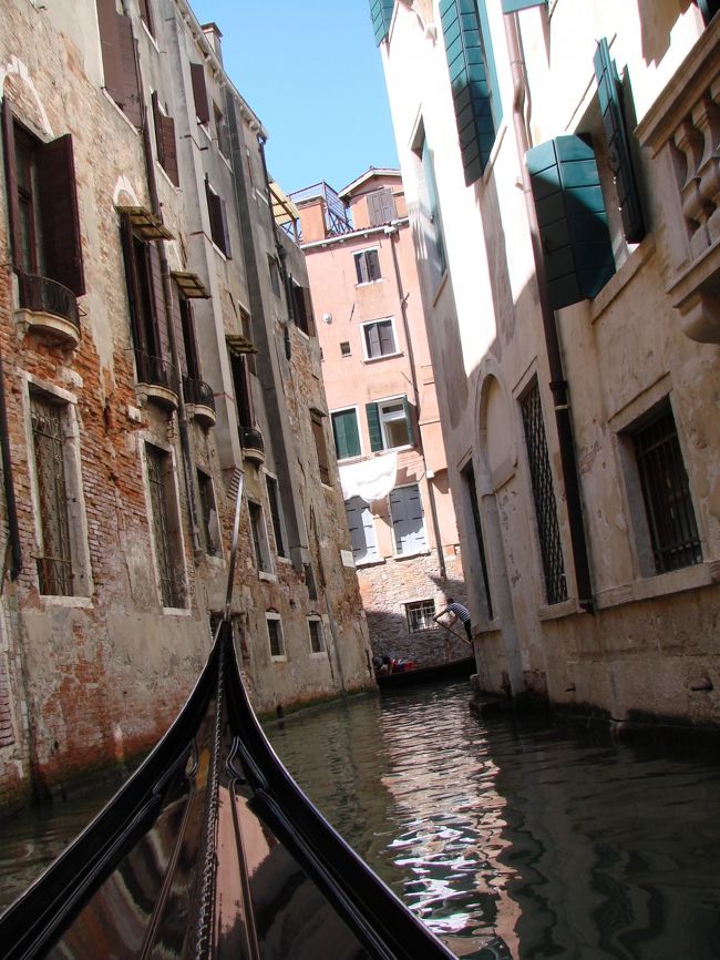 イタリア紀行第２日目は、水の都ヴェネツィア（Ｖｅｎｅｚｉａ）です。<br /><br />世界中どこを探してもここただ１つという類まれな水上都市ヴェネツィア。<br />世界の大都市で唯一自動車の走っていない都市ヴェネツィア。<br /><br />まだ訪れたことのない者には一生に一度は行ってみたいと憧れを抱かせ<br />一度訪れた者にはまた何度でも戻ってきたいと思わせる魅惑の街だということを<br />身をもって実感することとなりました。<br /><br />