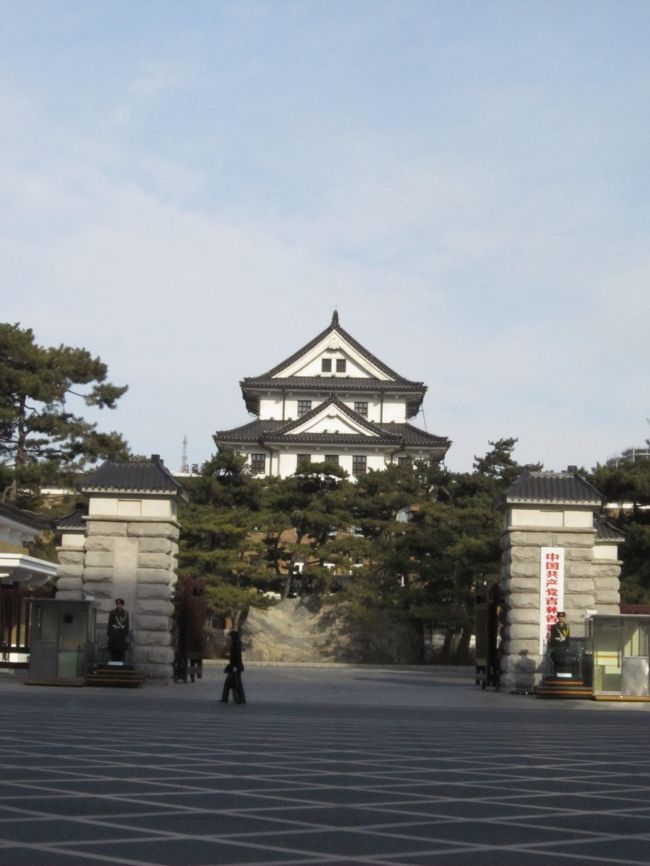 2日目、偽満皇宮博物館を見終えると、すでに午後3時過ぎ。<br />周辺をブラブラしてからタクシーで移動しようかと思っていましたが、<br />出口を出たところで市内の見どころを回る観光バスを発見しました。<br /><br />ちょうど行こうと思っていた自由大街も通るとのことだったので、<br />早速観光バスに乗ってみました。<br />タクシー使うはずだったので交通費が2元におさえられて得した気分。<br />しかも、行こうと思っていた満州時代の建築群を次々と通っていくので、<br />自分の見学ルートも確認できて一石二鳥でした。<br /><br />この日は夜7時位までずーっと歩きっぱなしでした。<br />でも歴史ロマンに少し触れることが出来て、<br />勉強になったし、充実した1日でした。<br /><br />最終日は午後5時のフライトだったので、<br />午前中、勝利公園のあたりにある満州建築巡りをしました。<br />まるでお城のような吉林省委員会（旧関東軍司令部）や本願寺址など、<br />中国にいるのに突然日本？と衝撃を受けました。<br /><br /><br />【旅の日程】<br /><br />1日目：南方航空（CZ6554便）で上海浦東空港から長春へ。<br />19:55出発の予定が、1時間遅れ、23時頃長春到着。<br />いつもは空港バスを利用するが寒いし時間も遅いので<br />タクシーを利用し、ホテルへ直行。<br /><br />2日目：まずは駅の前の地下街を探検（というか迷った）。<br />タクシーで偽満皇宮博物館へ。<br />15時過ぎ、市内を巡っている観光バスを利用して<br />自由大街（X同志街）へ。<br />そこから新民大街、西民主大街と歩き、満州時代の建築巡り。<br />ずーっと歩いているうちいつの間にか人民広場到着。<br />夕食後、ホテルへ。<br /><br />3日目：バスを利用し、吉林省委員会、松苑賓館など、<br />勝利公園付近にある、満州建築巡り。<br />満州時代の街並みが残る住宅街をウロウロ。<br />夕方、春秋航空（9C8810便）で上海へ。<br />