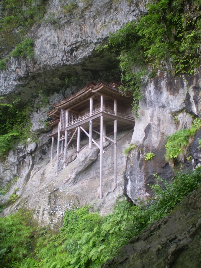 ８月２日、倉吉の町を後にし、いよいよ今回の旅で唯一の温泉旅館三朝温泉「依山楼岩崎」に向かった。<br />大正時代創業の老舗旅館で、文豪たちに愛されたとか。<br /><br />見かけが、山形鶴岡温泉の「萬国屋」に似ているばかりでなく、なんと、山形出身の斎藤茂吉もこの宿に宿泊して気に入ったらしく、宿に当てた葉書などが館内に飾られていた。<br />山陰の地で、またしても斎藤茂吉の文字に出会うとは思いもしなかった。<br />島崎藤村や田山花袋も、この宿の回遊式庭園「依水苑」を愛したそうだが、文豪ってヒマねぇ～^^;<br />何種類もの温泉があって、レトロな雰囲気漂う宿だったが、どうも最近ビジネスホテル泊、地元の居酒屋で地酒というのに慣れてしまったせいか、感動もイマヒトツ。。。だったかも。<br />（特に不満があったわけでは決してないのだが。）<br /><br />そして、翌８月３日、実に驚くべき国宝に巡り会ったのだった。<br />とにかく、我ながらよく辿り着けたものだと、今更ながらに思う。もし、こんな所だと知っていたら（そりゃあ、本やテレビでは見ていたが、現実とは大違い！）まず行かなかったに違いない！<br />前日の倉吉のような天気だったら、ほとんど登山に近いこの国宝参拝は、受付で拒否されただろう。当日朝のうちは、少しばかり青空が見えたので、許可されたのだ。さらに、この寺は１人で入山することはできないことになっている。<br />一人旅でやって来た人は、受付でカット！なのである。<br />転落事故が起きて以来、寺も神経質になったのだろう。<br /><br />そんな危険な国宝とは、三徳山（みとくさん）、三佛寺（さんぶつじ）、「投入堂（なげいれどう）」である。