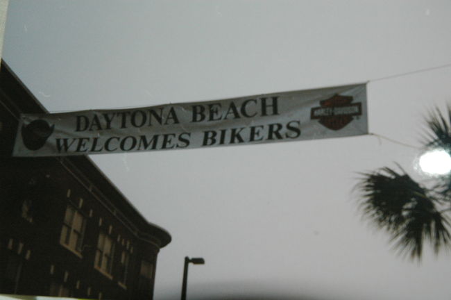 フロリダ半島を縦断する形でキーウエストまで行き<br />その後、半島東側の高速を使ってついにデイトナビーチへ<br />2000年3月3日から12日までのデイトナバイクウィークの<br />1週間を滞在する。<br /><br />デイトナバイクウィークは、<br />アメリカの３大バイクラリーの一つであり<br />その他２つのビッグラリーがある。<br />毎年６月の第２週から始まるニューハンプシャー州の<br />ラコニアラリーと毎年８月の第二週から始まる<br />サウスタゴタ州のスタージスラリーがある。<br />ハーレー好きな人は、ご存知であろう。<br /><br />簡単に言えばバイクのお祭りの様なものと考えてもいいでしょう<br />バイクに興味がない方でも、それなりに楽しめると思います。<br />また、いかにもアメリカだなぁ〜と感じる事もあるでしょう。<br />
