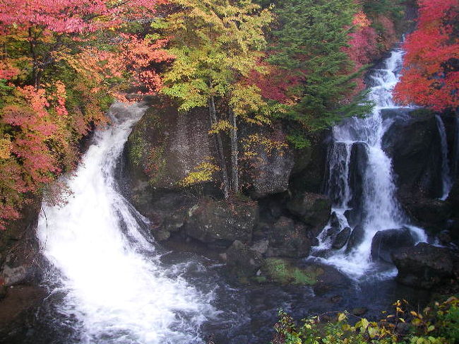 秋真っ盛り!紅葉の時期ですネ(^^)<br /><br />北関東の人気のある紅葉観光スポットのひとつと言えばヤッパリ日光!<br /><br />今回はいろは坂を上り『竜頭の滝』へやってきました!!<br /><br />竜頭の滝は奥日光三名瀑のひとつ。<br />湯ノ湖から流れ出た湯川が中禅寺湖注ぐ手前にあります。<br /><br />男体山の噴火により出来た溶岩の上を210メートルにわたって流れ落ちてます。<br /><br />滝壷近くが大きな岩によって二分されていて、その様子が竜の頭に似ていることからこの名がついたと言われてます。<br /><br />四季を通じて様々な美しさがあると言われてますが、その中でも紅葉の竜頭の滝の様子とその後立ち寄った日光金谷ホテルやステーキハウス「みはし」など観光とグルメの日帰り旅をお楽しみください♪<br /><br />*再編集版*<br /><br /><br />