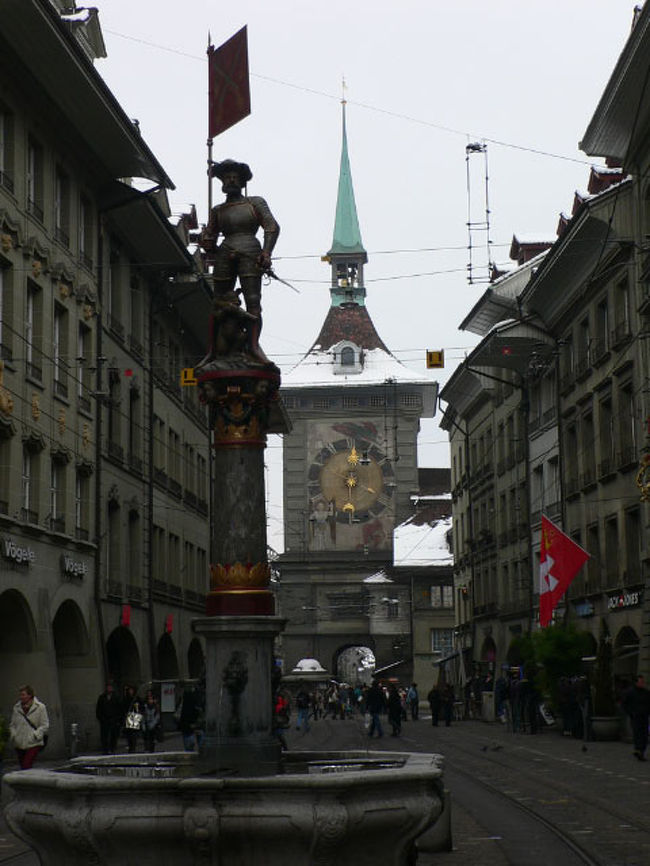 スイスの首都ベルンのクリスマスマーケットです。スイスは隣国なのでなんども来たのですが、なぜか首都ベルンには来たことがなかったです。世界遺産でなかなか趣きのある街ですが、やっぱりスイスに来ると山に行ってしまうからでしょうか。今回、クリスマスマーケットを見にやってきました。<br /><br />ベルンのクリスマスマーケットのサイト<br />http://www.weihnachtsmarktbern.ch/