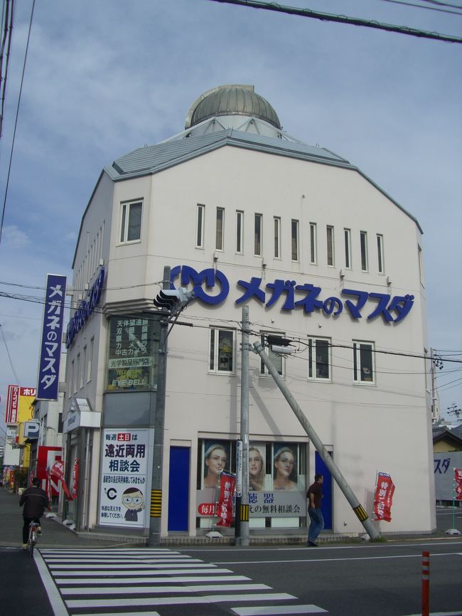 自作の天体望遠鏡を完成させるため津市にあるテレスコープ・センター・アイベルへ行ってきました。<br /><br />お店の屋上には天体ドーム・・・あこがれます。<br /><br />お店の店員さんも親切なので天体観測に興味のあるかたも無い方も一度行って星空の世界に嵌りましょう。<br /><br />世知辛い今日この頃、星を見て心なごみましょう。