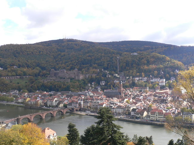 バーデン・バーデンからフランクフルトに向かう途中、古城街道の名所のひとつハイデルベルク（Heidelberg）に寄りました。<br /><br />古くから学生の街として知られ、その風景はよくドイツのガイドブックでお目にかかります。<br />ボンの友達がここで学生時代を過ごしたらしく、強い勧めもあり、その名高い風景を拝みに行くことにしました。<br /><br />*<br /><br />2007年ドイツの旅<br /><br />（9/28）フランクフルト→(9/28〜10/5）ミュンヘン→（10/1）リンダーホフ城→オーバーアマガウ→ノイシュヴァンシュタイン城 →ミュンヘン→（10/3）ハールブルク→ローテンブルク→ミュンヘン→（10/5〜10/7）ベルリン →（10/7〜10/12）ハノーファー→（10/12〜10/14）ケルン →（10/14〜15）ボン →（10/15〜10/17）トリアー →ライン河クルーズ→マンハイム（10/17） →バーデン・バーデン（10/18〜20） →ハイデルベルク（10/20）