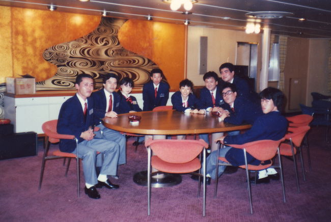 昭和６１年のこと・・・<br /><br />『東京都勤労青年洋上セミナー』なるツアーに参加した。<br />１２泊１３日で中国の天津・北京を訪問する、東京都主催の日中友好訪問団、といった感じ。<br /><br />“新さくら丸”という豪華客船（・・・私にとっては）の船旅。<br />１２泊中８泊が、この豪華客船で行われる研修で、それが“洋上セミナー”といわれる所以。<br />なんせ、東京都で働く２０代～３０代の男女３０９名という大所帯。いろんな奴がいて楽しかった。<br /><br />日本に帰っても数年間は、みんなでスキーに行ったり酒を酌み交わしたりもしていたが、今はみんな元気だろうか・・。<br /><br />写真はその豪華客船の一室で仲間たちと。<br />旅行のテーマは“イベント・祭”！？、主催してくれた東京都には失礼になるかな。<br />でも、私にとっては“お祭り”のようなひと時だったのも事実。いい体験だった。<br /><br /><br /><br /><br />
