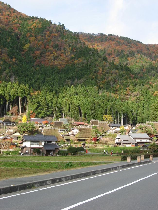 昨年の時期より少々早い、秋の京都へまた訪ねました。<br />以前から行ってみたかった、右京区の北の美山町です。<br />その美山町「かやぶきの里」を訪れ、白川郷の合掌の家とは全然違いますが<br />小さな村の民家群と云った所でしょうか、昔ばなしの風情を漂わせていました。