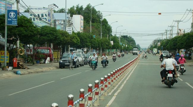 ホーチミンからミトー、クチ、と巡るガイドツアーは、車での大移動です。<br />珍しい車窓の風景をまとめました。<br /><br />午前:My Tho ミトー(メコン河下り)<br />午後:Dia Dao Cu Chi クチトンネル<br /><br /><br /><br />※訪れた場所マップ<br />http://maps.google.co.jp/maps/ms?ie=UTF8&hl=ja&brcurrent=3,0x5f8bca074b9d6e51:0xa6b2924e0dbf31eb,1&msa=0&msid=113923146550411158103.0004787a47c12b8cefb03&z=10<br /><br />※ベトナム語独特の文字は化けるので、英字アルファベットに変えています。<br />-------------------------------<br />【行程】<br />10/31(土) Narita - Guangzhou - Ho Chi Minh<br />11/01(日) Ho Chi Minh City<br />11/02(月) Ho Chi Minh (My Tho , Cu Chi)<br />11/03(火) Ho Chi Minh - Guangzhou - Incheon - Narita