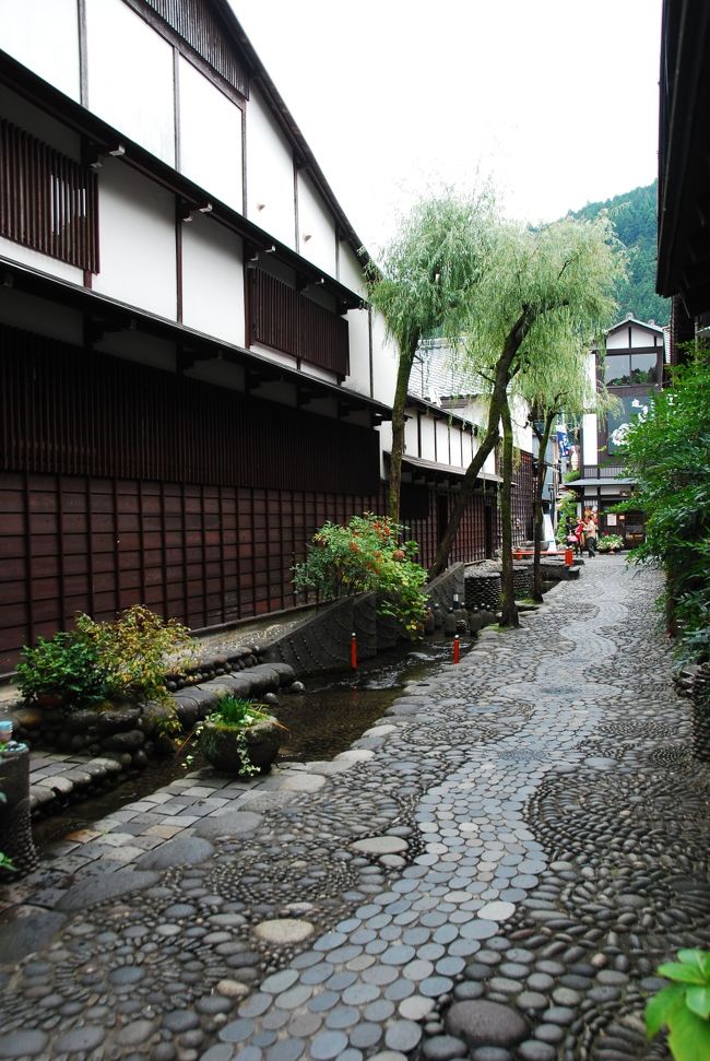 初秋の郡上八幡と飛騨高山を訪れて見ます。<br /><br />今回の旅のテーマは、1泊2日旅館に泊まり部屋食で美味しい料理を食べる&温泉に浸かりゆったりまったり過ごす。<br /><br />1日目:郡上八幡と少しだけ高山の街並みを散策<br /><br />2日目:高山朝市を見学し世界遺産白川郷へ<br /><br />まずは水の街、郡上八幡の街並みを見ていきましょう!Yaまちゃんはウナギの街だと言い張っていたが違うのでは・・・(^^)<br /><br />ここは、sirakoさんが一人旅で訪れていた街で、その足取りを辿って見たいのもあり今回訪れて見ました。<br />Yaまちゃんの目的はウナギだけど・・・(笑<br /><br />【写真】やなか水の小径(こみち)