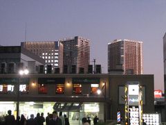 黄昏時の田町駅付近の風景