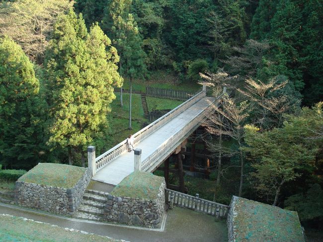 いつでも行けるからとなかなか行けていなかった八王子城にようやく行って来ました。ハイキングコースは、KTちゃんが入手してくれました。ネットにはなかなかいいものがなく探すのが大変だったようです。感謝感謝。紅葉にはまだ早かった、というか、紅葉ならこの時期高尾山ですよね。ま、いいのです。目的は城なので!休憩込みで約5時間ほど歩いたり、登山したりできました。そろそろ登山部に入りたいかも。笑。【今回のハイキングルート】管理事務所→新道を通って→松木曲輪→本丸跡→詰めの城 →富士見台→木製はしごを通って→御主殿の滝→御主殿跡→曳き橋→管理事務所所要時間:途中休憩してゆっくり歩いて3時間ほど●八王子城城郭構造 山城築城 1587(天平15年)廃城 1590(天平18年)築城主 北条氏照遺構 石垣・曲輪・御主殿跡再建 石垣・虎口・曳橋概要北条氏の本城、小田原城の最大の支城。八王子権現(神仏習合の神)を守り神として祀ったことから八王子城を名づけられる。標高445mの城山に築城された山城。山の複雑な地形を利用しており、要塞地区(本丸などの何段もの曲輪を配置)、居館地区(御主殿などの館)、城下町(城山川に沿う)などのいくつかの地区に分けられる。またいくつかの出城もあった。歴史1587年北条氏康三男の氏照が築城した。滝山城の防衛に限界を感じ、安土城を参考に本拠を移した。1590年(天平18年)6月23日、天下統一を進める豊臣秀吉の軍勢、上杉景勝・前田利家・真田昌幸らの連合軍に攻められ、1日で落城。そのとき城主氏照や家臣精鋭は小田原本城に駆けつけていて、八王子城内には城代の横地監物吉信らわずかの将兵の他、婦女子など数千が立てこもっていただけで、対し連合軍は数万だった。落城時には婦女子らが御主殿の滝の上流で自刃し、次々と身を投じたことにより、城山川の水が三日三晩血に染まったという。そのため東京有数の心霊スポットともなっている。2006年日本100名城に選定される。