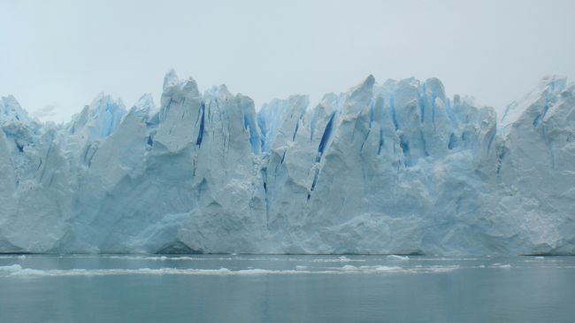 今回の旅行のメインの一つである、ペレノ・モレノ氷河に行きました。ベストシーズンはまだ先で、晴れたと思ったら途中で雪が降りだしたりして天気の急変に驚かされました。<br />崩落は残念ながら見れませんでしたが、巨大氷河と、青い氷、流氷を堪能できました。