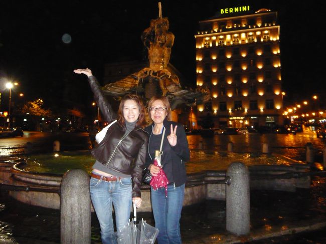 ９月の終わりころに決めたイタリア個人旅行も、あっとゆー間に出発！！<br /><br />ＪＡＬローマ直行往復￥123,000-（エコノミークラス）<br />ホテル代（２人分）　ローマ　　 ４泊￥58,400-<br />　　　　　　　　　　　 フィレンツェ １泊￥12,800-<br />　　　　　　　　　　　 ソレント 　 　２泊　255.00ユーロ（￥35,000-）<br /><br />ハロウィンパーティも企画していたから、出発準備は、やっぱり時間が足りなくて、おすすめレストランをまったく調べて行かなかったから、イタリアの食事は“大したことないねー”で終わってしまった・・・<br /><br />ゼロから始めたイタリア語は、なんとかサマになってたかと。<br />でも、ほとんどの場所で英語が通じてラッキー☆<br />不安＆警戒してた“スリ・ヒッタクリ”の犯罪や怖い目には全く遭遇せず、イタリア楽しーい！っていい思い出で終われたことに感激！<br /><br />スリから身を守る為にやったことは・・・<br /><br />★ショルダーバッグを肩から下げる、なーんてことはせず、地図・デジカメとティッシュ・リップをいれたらパンパンってサイズのクラッチバッグや、ハンドバッグを持参。たまにウエストポーチ。<br /><br />★ママには、冬ってこともあって、コートの中で肩からハンドバックを掛けさせてた。<br /><br />★車・バイクの流れ・通りの状況をみて、バッグを持つ手を左右変えた。ひったくり予防。後ろからのエンジン音には敏感に反応して、振り向いて状況を確認。<br /><br />★100均で購入した、Ａ７サイズ？のポーチの中にクレジットカードとその日使う予定の最低限の現金を入れ、首から下げる。Ａ５サイズのポーチには非常事態用の現金とパスポートを入れ、ズボン・タイツ・下着のどれかの中に入れる。<br /><br />↑もーコレが盗られたってときには、きっと自分の命も危ない状態なんじゃないかと。<br /><br />★100均で、スーツケースと部屋のベッドをつなぐ為の自転車用チェーン鍵を購入。ユーロスター荷物置き場でも重宝！<br /><br />★夜８時にはホテルに戻って、部屋でお酒飲んで寝た。<br /><br />！湿布は必需品！毎晩足に貼って就寝。<br /><br />-------------------------------------------------------<br /><br />11/07（土）函館15:00発ＪＡＬ<br />　　　　　前泊＠ホテル日航成田（19時チェックインプラン）<br />11/08（日）成田12:00発ＪＡＬ<br />11/08（日）ローマ16:40着<br />　　　　　Residenza Antica Roma（ﾚｼﾞﾃﾞﾝﾂｧ ｱﾝﾃｨｶ ﾛｰﾏ）チェックイン