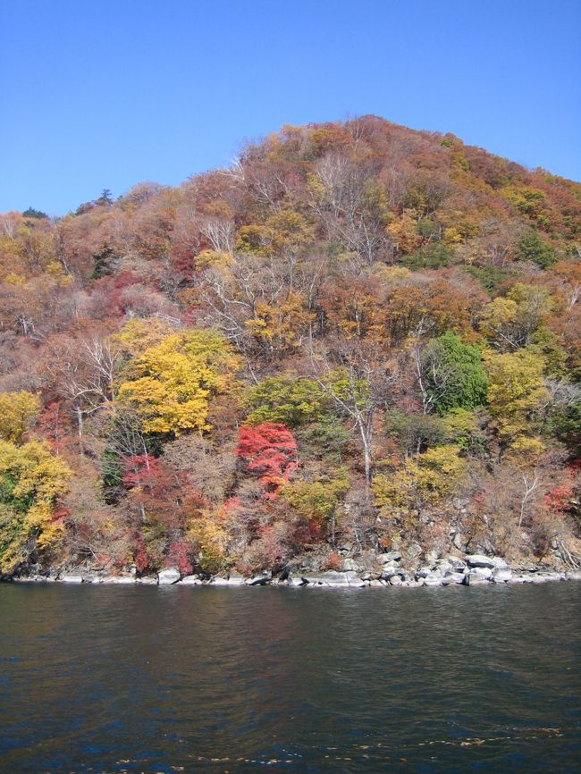 母娘で日光へ紅葉を見に行ってきました。<br /><br />【1日目】<br />池袋からスペーシアで東武日光へ。<br />まずは宿泊する日光千姫物語へ行って荷物を預ける。<br />そこから歩いて東照宮へ。<br />輪王寺、東照宮と見学した後、日光駅へ戻る。<br />バスに乗り霧降の滝を見に行き、1日目終了。<br /><br />【2日目】<br />日光駅からバスで明智平へ。<br />ロープウェーに乗り、展望台から華厳の滝を見る。<br />再びバスに乗って中禅寺湖へ。<br />遊覧船から紅葉した山を見る。<br />昼食後、中禅寺を参拝。<br />中禅寺湖から日光駅までのバスを待つこと1時間半。<br />平日にもかかわらず、渋滞がすごかった。<br />これにて2日目終了。