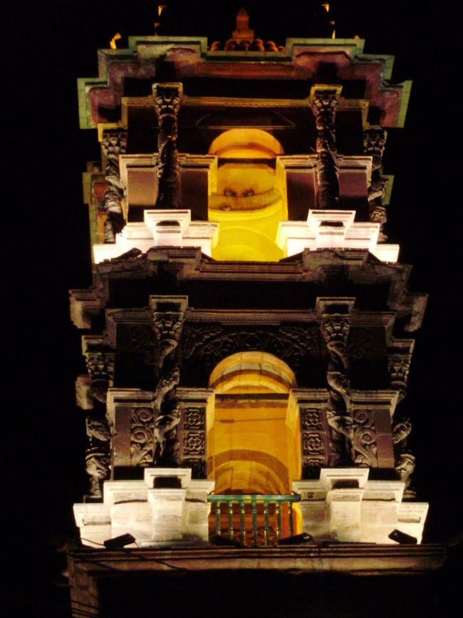 ポトシの観光名所<br />-ポトシ市自体がユネスコの世界文化遺産として登録されているので、街の中をぶらり旅するのも面白い。黄金の山-Cerro Ricoでも有名である。ポトシ市のシンボルになっている。市のどこからでも見える。雄大な山である。<br />-ポトシは、スペインの植民地時代から鉱山の町として有名。最近はウユニ塩湖でも知られるようになっている<br />-鉱山ツアーも出来る、2009年01月にセーロリコ(富の山)の中に世界一高い博物館がオープンする(標高4000m)<br />-旧国立紙幣局、現在は、博物館になっている<br />-ポトシの目玉は、ウユニ塩湖である:塩のホテル、湖、奇の岩、フラミンゴ、先祖の墓、列車の墓場、温泉等<br />-湖巡り:色取り取りの湖:赤、白、緑、黄、水色、その他7湖(6泊7日必用)<br />-チリ国のサンペドロ デ アタカマ迄2泊3日で行ける、その際:赤い湖、白い湖と緑湖、温泉/入浴可、奇の岩、<br />石の木、フラミンゴ等が見れる<br />-ホテルは、四星以上をお勧め(理由:標高が高いので鉱山病になった場合、四星以上は酸素ボンベー置いてある)<br />-レストランは、中央広場周辺のレストランをお勧め<br /><br />