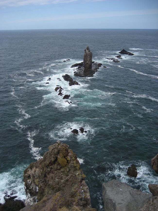 四月の積丹は肌寒く、観光には適さないと思う。<br />石垣島の居酒屋で知り合った仙台の夫婦<br />ＪＲ小樽駅で待合せ早春の積丹半島を廻った。<br /><br />小樽や余市は、交易や鰊漁で栄えた良き時代の面影を残している。<br />昭和の歌曲には、小樽の地名が出てくる。<br />ここは哀愁を感じ旅情を誘う風景が多いと思う。<br /><br />神威岬は道内でも有数の景勝地、夏場は釣り人や観光客で賑わうが、この時期に訪れる観光客は少ない。<br /><br /><br /><br /><br />