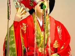 皇居東御苑-1　御即位20年記念装束類特別展　☆格調高い衣装を纏い