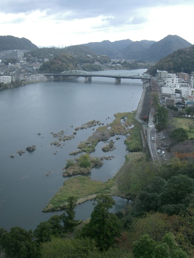 犬山城は木曽川河畔の丘の上にあります。木曽川の風が心地よく通り過ぎます。