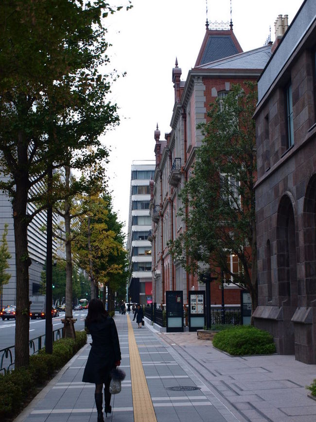 丸の内オフィス街　今では高層のビルが立ち並び、丸の内仲通はブランドショップが軒を連ねるおしゃれな町へ変貌を遂げました。<br />今から１１５年前、一人の英国人建築家、ジョサイア・コンドルの設計により、三菱一号館が完成し、丸の内のオフィス街の幕開けとなりました。<br />その後、彼の教え子である、曽禰達蔵らに仕事は引き継がれ、馬場先通りには次々と煉瓦造のオフィスビルが建設され、明治４０年代には「一丁倫敦」と呼ばれるようになりました。<br />その後、戦後の高度成長期に赤煉瓦の建物は次々に姿を消して、三菱一号館も昭和４３年には解体されてしまいました。<br />今年、丸の内に４０数年振りに「三菱一号美術館」として当時の設計図や写真、保存部材等に基づき創建当初の姿に復元されました。<br />来年の４月オープンの前に、竣工を記念して来年１月１１日まで「一丁倫敦と丸の内スタイル展｣が開催されていることを知ってさっそく見に行きました。