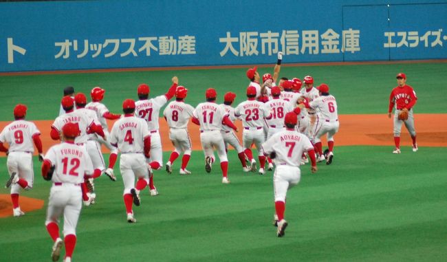 京セラドーム大阪で開催される単独チームでの日本一を目指す社会人野球日本選手権。<br />野球の話は、<br />ここ(http://chifu19.bob.buttobi.net/)とか、ここ(http://www.plus-blog.sportsnavi.com/chifu/article/382)に書きますが、グラウンド以外の「旅行」風のものは、4トラベルに書きますね。<br /><br />それにしても、いい勝ち方だったなぁ。感動して、涙が止まりませんでした。<br />日産自動車硬式野球部は、今年で休部です。最後の戦いは、立派過ぎました。<br /><br />昨年の日本選手権は、こちら。<br /><br />日産の試合は、こちら。<br />http://www.plus-blog.sportsnavi.com/chifu/article/381<br /><br />