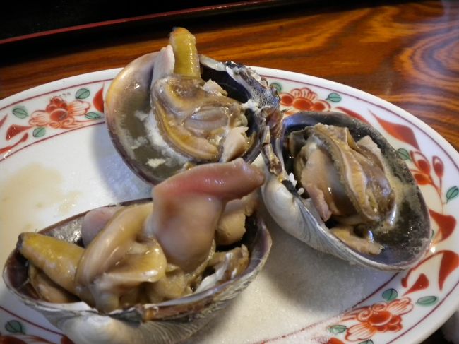 3連休は又、富津岬へ行ってきました。昼食は今度は別の食事処でいただきました。店の名前は忘れましたが、今回はちょっとグロテスクな食べ物を紹介いたします。<br />なんと、これはハマグリではなく、「あさり」との事。「大あさり」の焼き物で、4個入りで850円。味はあさりそのもの。塩をいっぱい吸っているんだなあと言うほど、あさりの塩味が凝縮されておりました。あさり好きの方、お試しあれ!