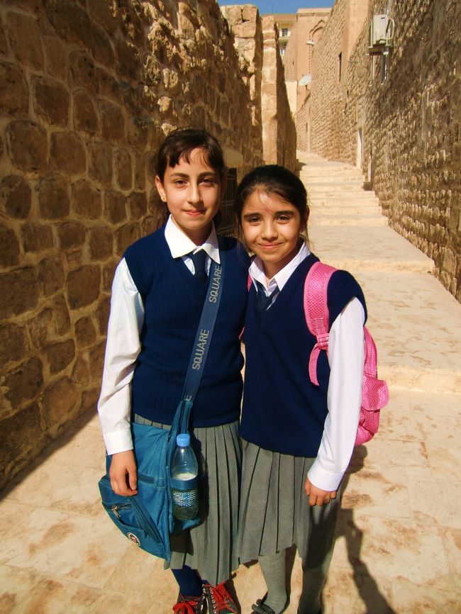マルディンの旧市街は中世の雰囲気を色濃く残しています。<br />大理石造りの神学校、ジャーミィ、シリア正教会。<br />石畳の急勾配。<br />シリア国境も近く、アラブ系の人達もよく目にしました。<br /><br />教会への道で出会った11歳の少女たちは旧市街の真ん中にある小学校の仲良し友達だそうです。<br />背の高いサミラは早口でよくしゃべる笑い上戸。　<br />サラプは始終ニコニコしていて落ち着いた子。<br />彼女達がこの日の道案内役になってくれました。<br /><br />