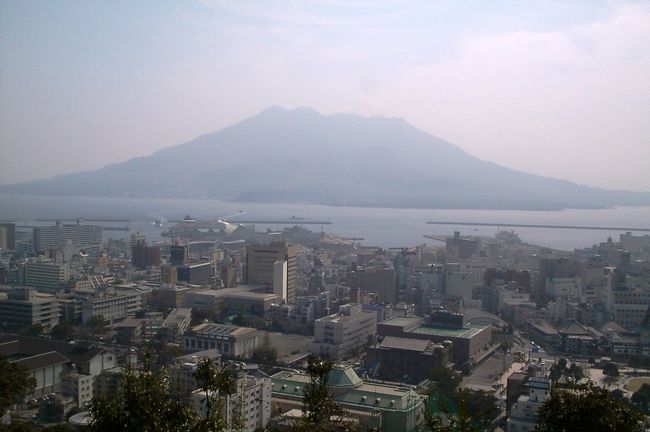 九州本島最南端・佐多岬から鹿児島市内へと戻って来ました。<br /><br />磯庭園や鶴丸城跡へ行ったようですが、載せられるようなデジカメ写真がなく、食べ物ばかりになってしまいました(^_^;)