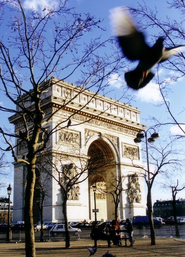 まだ旅のビギナーだった学生時代、初めてひとりで降り立ったパリの写真です。