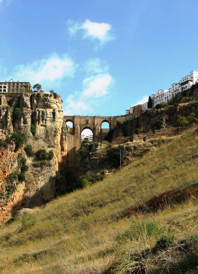 ロンダ（Ronda）は文字どおり「断崖の街」、<br />平原から垂直にそそり立つ険しい岩山の上に、起伏と変化に富んだ美しい白い街が広がっています。<br />人口は35,000人、このあたりでは比較的大きな街です。<br /><br />近隣の都市とは網の目のようなバス路線で繋がるほか、グラナダとアルへシラスを結ぶ鉄道の中間点でもあります。<br /><br />スペイン東部のクエンカ(Cuenca)と姉妹都市だそうですが、断崖の街並みを見ると素直に納得できます。<br />モロッコのシャウエンとも姉妹都市の関係を結んでいるそうで、これは景観よりも文化的･歴史的な共通点からなのでしょう。<br /><br />欧州では人気の観光地。<br />訪問した日が土曜･日曜でもあり、街はたくさんの観光客で活気に満ちていました。