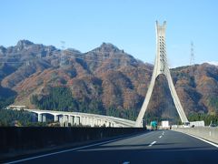 晩秋の上信越自動車道を走る①妙義山付近の風景