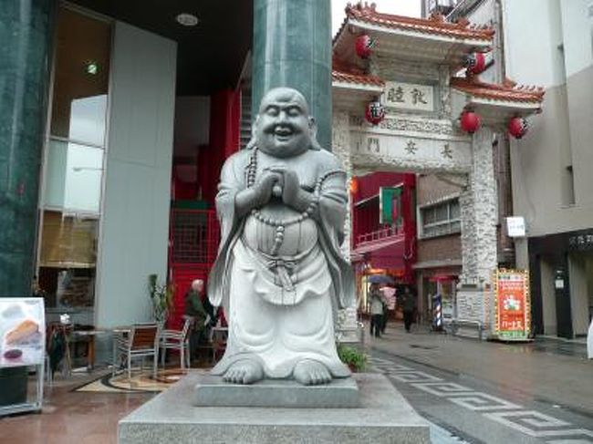 　「晴れ男」のはずがなぜか今日だけは雨！紅葉を目の前にして雨とは。。。水を差されたような気分でしたが　神戸は紅葉もなし、雨の南京町でも散策です<br />ただ、神戸港クルーズを雨でキャンセルしたのは残念でした<br /><br />翌日はカラリと晴れ上がった秋空　大修復を終えた西本願寺へ参詣。<br /><br /><br /><br />　　　　　