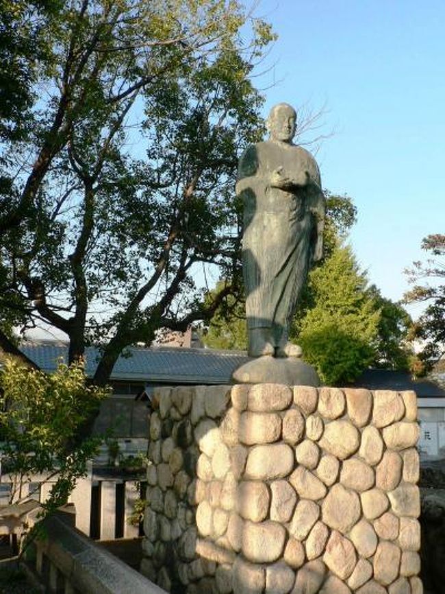 平 清盛（たいら の きよもり１１１８−１１８０）は１１６８年に神戸・福原の現神戸市立湊山小学校付近に別荘雪見御所(ゆきみごしょ)を造営して日宋貿易の拡大に努めた。１１８０年には平氏の拠点で国際貿易港の大輪田泊（おおわだのとまり）の一角に福原遷都を強行した。<br />だが、源頼朝（みなもと の よりとも１１４７−１１９９年）、源義仲（みなもと の よしなか１１４７−１１９９年）ら源氏一族の勢力拡大への対策に追われ、わずか半年で京都に都を戻したがまもなく清盛は病死した。<br />清盛なき平氏は勢力が衰える一方で清盛の死後わずか５年の１１８５年、壇ノ浦の戦いに敗れて平氏は滅亡した。<br />平清盛が修築した大輪田泊（おおわだのとまり）は神戸市兵庫区の現在の神戸港西側の一部にあったが平安時代末期から鎌倉時代前期にかけて日宋貿易で栄えた。平清盛が神戸港の基礎を築いたことは現代に繋がる大きな功績だろう。<br />住吉神社は１８７７年に兵庫津に新川運河が完成した際、海の守護神である 住吉大神を大阪の住吉大社 より勧請して創建されている。<br /> 兵庫運河に架かる清盛橋の袂、住吉神社前にある高さ約８．５ｍの清盛塚十三重の塔は１２８６年に建てられた供養塔。清盛塚・十三重の塔に隣接する琵琶塚は、もとは前方後方式の古墳石だそうで一ノ谷の戦いで１７歳で討たれた悲劇の少年・平敦盛（たいら の あつもり１１６９−１１８４年）の兄で平家物語に琵琶の名手として登場している平経正（たいら の つねまさ、生年未詳−１１８４年）に結びつけて琵琶塚（経正塚）と呼ばれるようになったそうだ。<br />琵琶塚の横に建つ平清盛像は１９６８年に建てられている。清盛像の建造は平清盛が神戸港の基礎を築いたことへの神戸の人たちの感謝の気持ちなのだろう。<br />（写真は平清盛像）<br /><br />