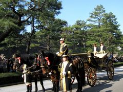 ２００９年１１月　 皇居東御苑で、ご即位２０年記念「儀装馬車の運行」がありました。