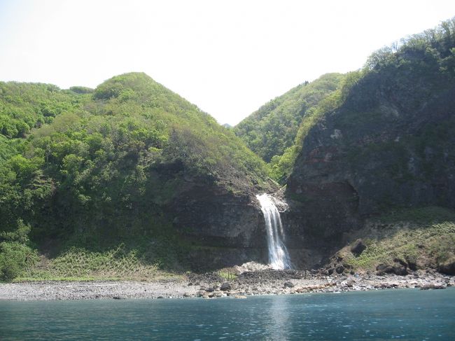 夜便で北海道！4年前の函館以来ですが、街の作りが違う気がする。計画的で碁板状で広くて…。塩ラーメンとサッポロビールで乾杯！<br /><br />札幌から知床まで大移動。6時間くらい車の中にいました。芝桜を見に行きました。<br /><br />世界自然遺産の知床巡り。まだまだ寒かったです。クルージングでは天然記念物のオジロワシが見えました。鮭親子丼を食べました。 <br />♪右から来た物を左へ受け流すの歌〜 <br />あ〜あ〜この知床半島〜<br /><br />屈斜路湖畔の閑静な温泉ホテルに泊まりました。大鵬ゆかりの川湯では、相撲記念館！還暦土俵入りは、露払い千代の富士、太刀持ち北の湖。 <br />釧路湿原はまだまだ寒く、動物や花はまばらでした。 <br />締めは、釧路のさんまの唐揚げ丼。相当うまかった。さんまんま なる、さんまと餅米の料理もうまかった。 <br />また食い過ぎて、飛行機で気持ち悪くなりました。。。 