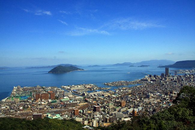 金比羅宮に行く途中に、峰山公園展望台の案内板を見つけました。<br />気になったので、案内板に従い峯山公園へ・・・<br /><br />峰山公園の展望台からは高松市内全域、それに瀬戸内海が一望できました。<br />ココから見る夜景は綺麗なんだろうなぁ〜と思いました。<br /><br /><br />【２日目の行程】<br />道の駅津田の松原→高松城→栗林公園→峰山公園→金刀比羅宮→大歩危・小歩危→粗谷秘境の湯（道の駅にしいや） 