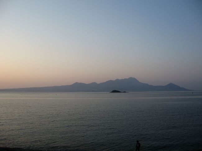 弓ヶ浜温泉湯楽亭(熊本県上天草市)<br />熊本空港から2時間くらい。 <br />対岸に島原半島が見え、 <br />雲仙の秘湯オバマ温泉が気になって仕方がない。。 <br /><br />手掘りの洞窟風呂で、 <br />探検気分。露天あり。 <br />楽しめる。2泊したかった。 <br /><br />料理もお造りなど豪勢。 <br />オプションの熊本牛は頼みすぎで、 <br />もう腹に入らなかった。