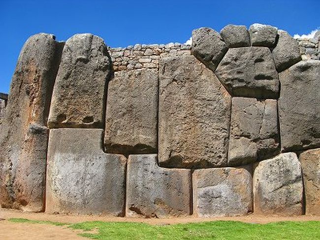 ３日目<br /><br />クスコ北郊の巨石のサクサイワマン城塞跡とインカ帝国の祭礼場 ケンコー遺跡観光です。<br /><br />大きい石は重さ300トンを超え、左の石は高さ５ｍぐらいの巨石です。右上の石はピューマの手に見えませんか？ 