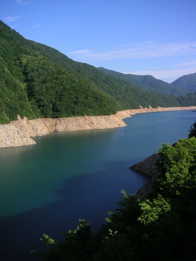 五箇山の合掌造りをスルーして桂湖へボートを漕ぎに行きました。<br />５人で行ったので、ボート組とマウンテンバイク組の２班に分かれて行動<br /><br />もうすぐそこが岐阜との県境なんだって。<br /><br />調子に乗った友人が風に乗って<br />ぐんぐん漕いで行ったはいいが、<br />帰りは逆風で全く進まなくなり<br />時間までに戻れずに、救助船が出たというオチつきです。