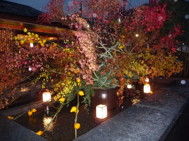 スヌコミュで親しくさせていただいているトラベラーのおだんごさんが親戚の結婚式で京都に来られました。<br />「じゃあ京都を案内しましょう」ということで、結婚式が終わったその日の夕方に待ち合わせ、あいにくの雨模様でしたが、秋の京都をご一緒しました。<br /><br />主目的地は北野天満宮の「もみじ苑」ライトアップだったのですが、それまでに少し時間があり、雨ならば人出も少ないだろうということで嵐山に行ってみました。<br />