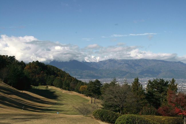 八ヶ岳や南アルプスを背景にした、境川カントリークラブ　<br />青木功プロ監修の18ホール<br />http://www.sakaigawacc.com/index.php<br />〒406-0851山梨県笛吹市境川町小黒坂2266<br />定休日：年中無休<br />----------------------------<br />(予約専用ﾀﾞｲﾔﾙ) <br />◆055-266-5012受付時間 9:00 〜 17：00<br />----------------------------<br />TEL.055-266-5011 FAX.055-266-4689<br /><br />  <br /><br />