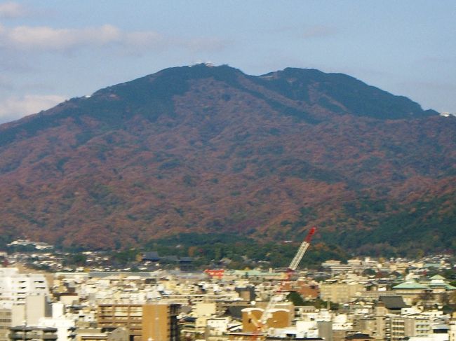 「ホテルグランヴィア京都」はJR京都駅に直結しています。こちらの鉄板焼きレストラン五山望からは、京都市内や京都の山々の紅葉が眺めながら、お食事をいただくことができます。<br /><br />五山望［鉄板焼］　15F<br /><br />営業時間　11:30-15:30（ラストオーダー14:30） / 17:30-22:30 （ラストオーダー21:30）<br />TEL 075-342-5521 / 席数 27