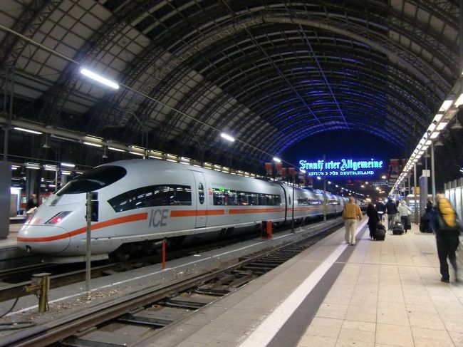 10月31日（土）ベルンに別れを告げフランクフルトに向かう。ヨーロッパ（４カ国）国際特急列車の旅もいよいよ最後、なんだか少し寂しくなってきた。旅の終わりはいつも、もの哀しい。<br />写真：夜のフランクフルト中央駅<br /><br />私のホームページ『第二の人生を豊かに―ライター舟橋栄二のホームページ―』に旅行記多数あり。<br />http://www.e-funahashi.jp/<br /><br />