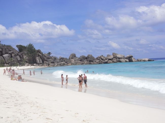 ハネムーンのメインはセイシェル！<br />どうしてもココ・デ・メール（双子やし）が見たかった。<br /><br />プララン（Praslin）島に滞在して、ラ・ディーグ(La Digue)島などに行ってきました。<br />また行きたいけど、遠い…。<br /><br />英語よりもフランス語です。<br />店の表示は「ユーロ」で、ドルより強いので、「ユーロ」を多めに持っていくことをお勧めします。<br /><br />プララン島（４泊）のホテルは「ベルジャヤ・プララン・ビーチリゾート」。<br />マヘ(Mahe)島（１泊）は「コーラルストランド」に泊まりました。<br />両方とも「ステキなラグジュアリーホテル♪」って感じではないのですが、私たちはホテル滞在よりもアウトドア重視の旅行なので、まあこれでいいか。<br /><br />全体的にホテルはかなり高いです。<br />マレーシアなどのアジアなら５つ星に泊まれる値段で、２、３つ星です。