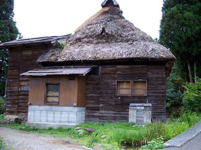 2006年の夏に開催された「大地の芸術祭 越後妻有アートトリエンナーレ2006」。 <br /><br />一人旅、車なし。徒歩と路線バスを基本に、現地バスツアーも利用しつつ駆けめぐった3泊4日間。道中2回見知らぬ車に拾ってもらう（おかげで徒歩ではキビシイ奥地も行けました；感謝）。 <br /><br />印象に残った風景や作品、旅の一コマなど紹介します。 <br /><br />060906-09大地の芸術祭2006（越後妻有アートトリエンナーレ）（1）<br />http://4travel.jp/traveler/mimeika/album/10406504/<br /><br />060906-09大地の芸術祭2006（越後妻有アートトリエンナーレ）（3）<br />http://4travel.jp/traveler/mimeika/album/10406519/<br /><br />060906-09大地の芸術祭2006（越後妻有アートトリエンナーレ）（4）<br />http://4travel.jp/traveler/mimeika/album/10406521/