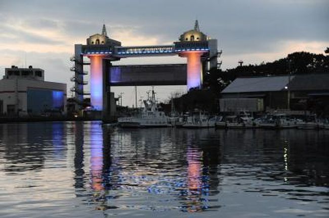 この時期、びゅうおの水門の間に夕日が沈むそうなので西伊豆の帰りに寄ることにしました。<br />ところが途中で渋滞に遭い、間に合いませんでした。(涙!!)<br />でも折角ですからイルミを…。