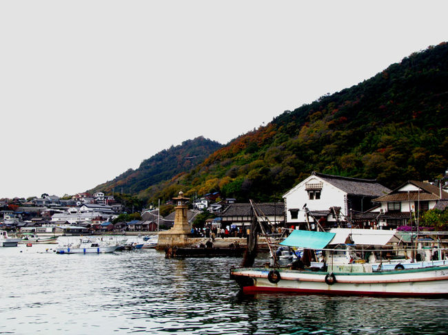 スオーナダフェリーで国東市竹田津港から徳山港に着き、岩国・宮島と観光、昨夜は広島に宿泊しました。今日は福山市の都市景観100選、「鞆の浦」を散策します。古くから潮待ち風待ちの港として万葉集にも詠われた名勝で、日本で最初に国立公園として指定された瀬戸内海国立公園のひとつです。大陸との交易の場として栄え、町内には由緒ある古刹や旧跡、昔ながらの街並みが多く残っています。また幕末には都を落ちた七卿が立ち寄った場所、或いはいろは丸事件の談判のために坂本龍馬が上陸した地点として記録されています。網の目のような路地を歩いていると、まるで過去にタイムスリップしたような錯覚を覚えます。写真は鞆の浦の港